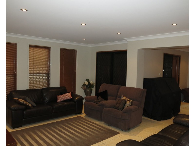 28 RAINHAM CIRCUIT, West Hoxton NSW 2171