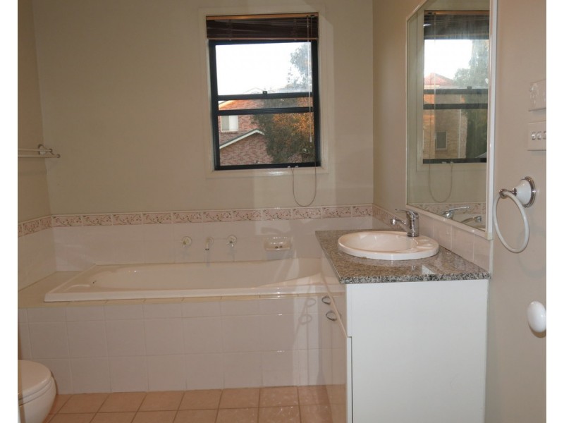28 RAINHAM CIRCUIT, West Hoxton NSW 2171