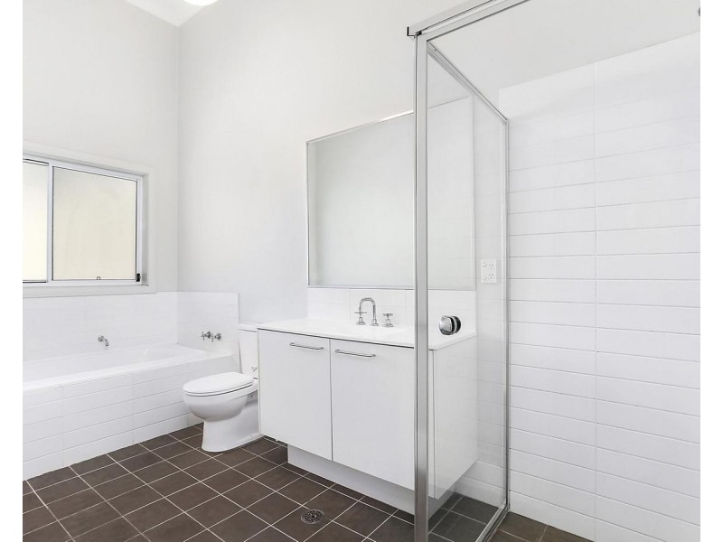 32 LOCKHEED AVENUE, Middleton Grange NSW 2171