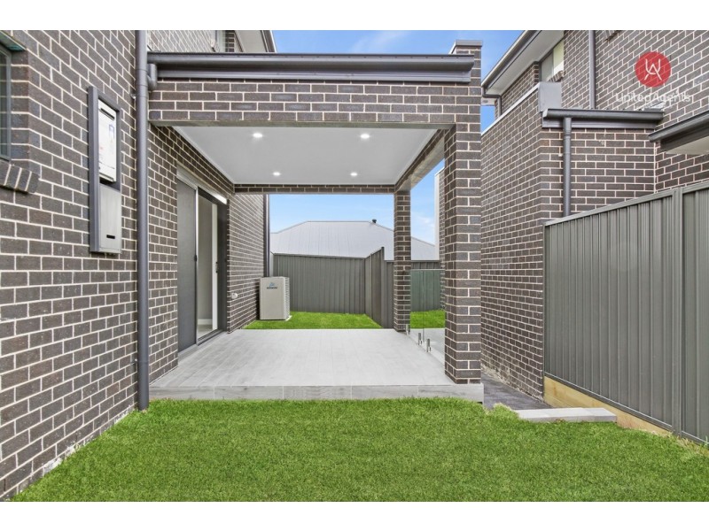 40 Howard Loop, Oran Park NSW 2570