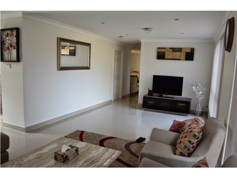 19 White Cliffs Ave, Hoxton Park NSW 2171