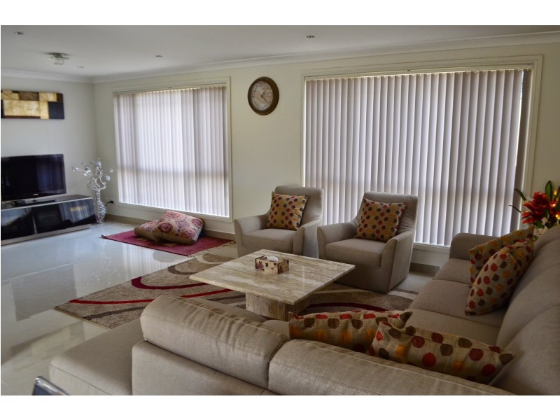 19 White Cliffs Ave, Hoxton Park NSW 2171