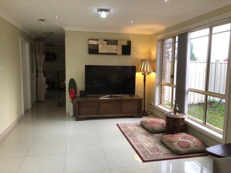 19 White Cliffs Ave, Hoxton Park NSW 2171