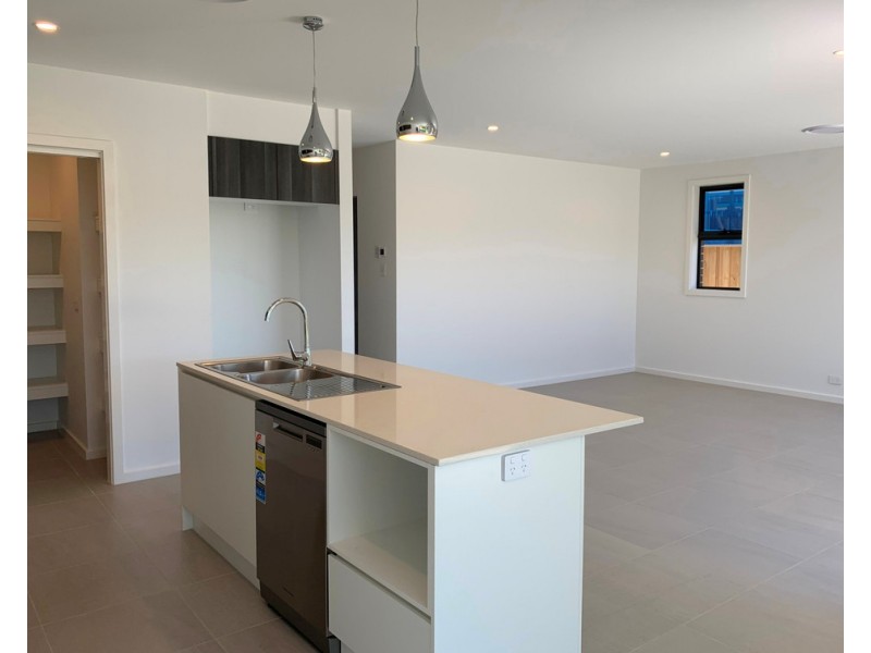 136 Rosedale Circuit, Carnes Hill NSW 2171