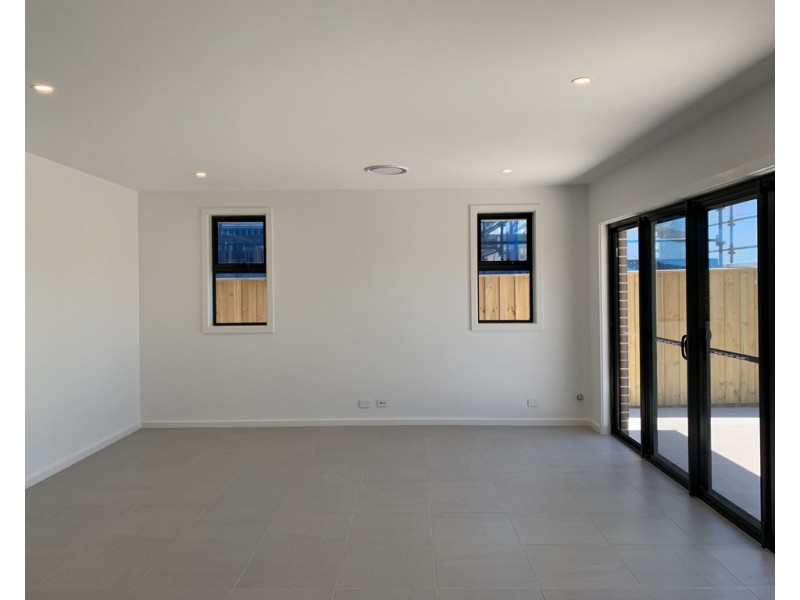 136 Rosedale Circuit, Carnes Hill NSW 2171