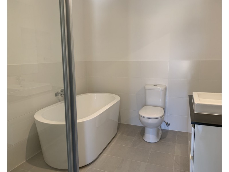 136 Rosedale Circuit, Carnes Hill NSW 2171