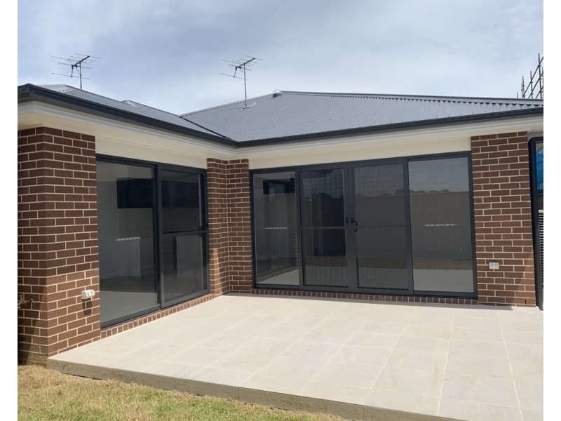 136 Rosedale Circuit, Carnes Hill NSW 2171