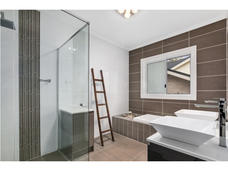 7 Parer Avenue, Middleton Grange NSW 2171