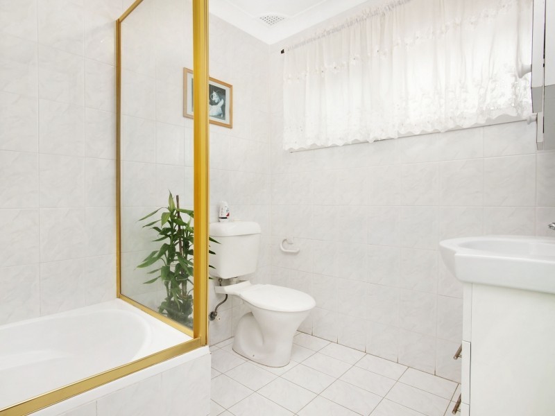 12 Kooyong Street, St Johns Park NSW 2176