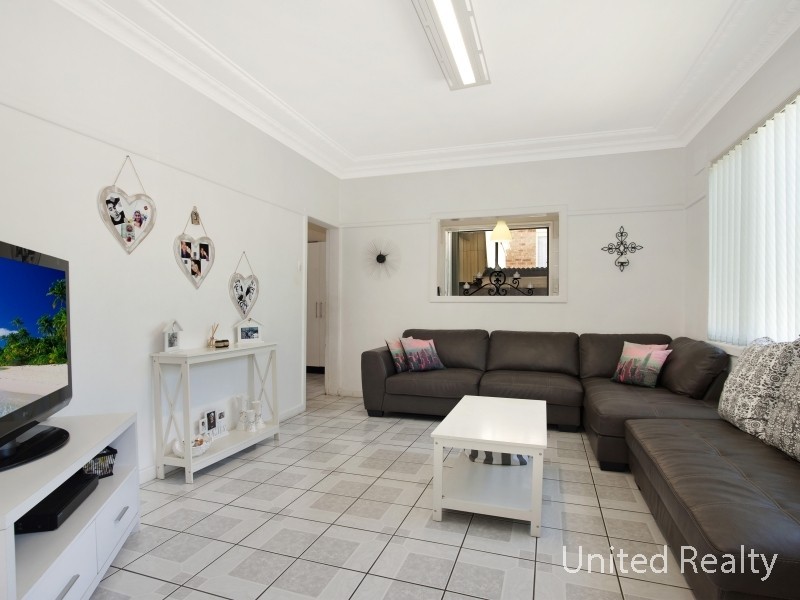 2 Barton Street, Smithfield NSW 2164