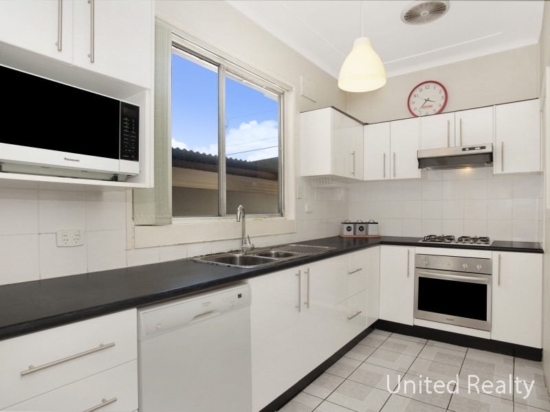 2 Barton Street, Smithfield NSW 2164