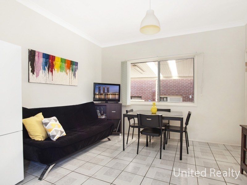 2 Barton Street, Smithfield NSW 2164