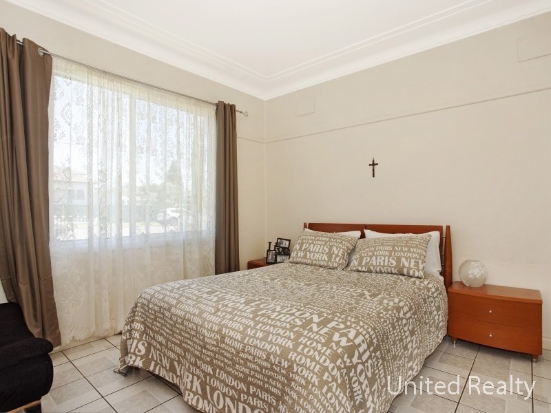 2 Barton Street, Smithfield NSW 2164