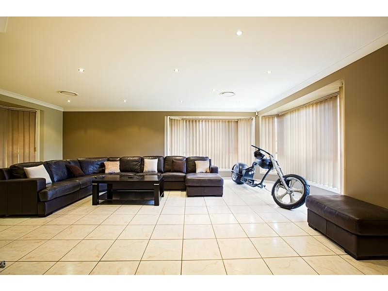 31 Greenway Drive, West Hoxton NSW 2171