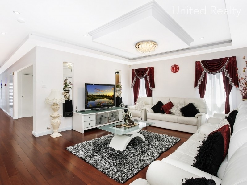 8 Bravo  Avenue, Middleton Grange NSW 2171