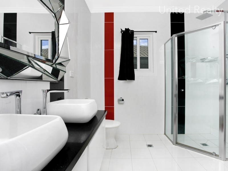 8 Bravo  Avenue, Middleton Grange NSW 2171