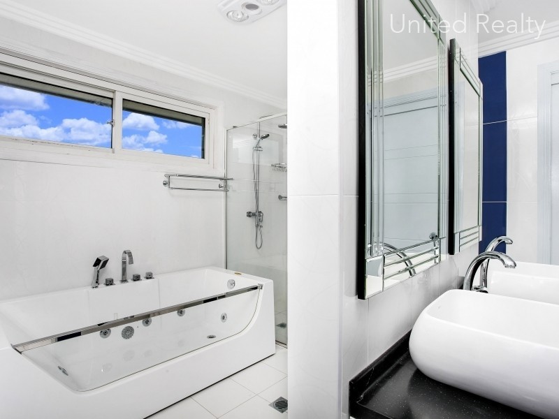 8 Bravo  Avenue, Middleton Grange NSW 2171