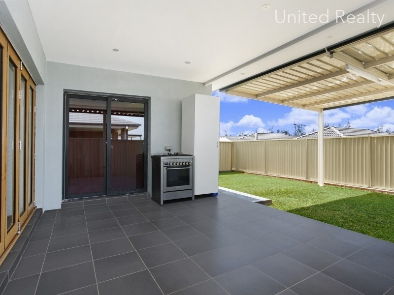 8 Bravo  Avenue, Middleton Grange NSW 2171