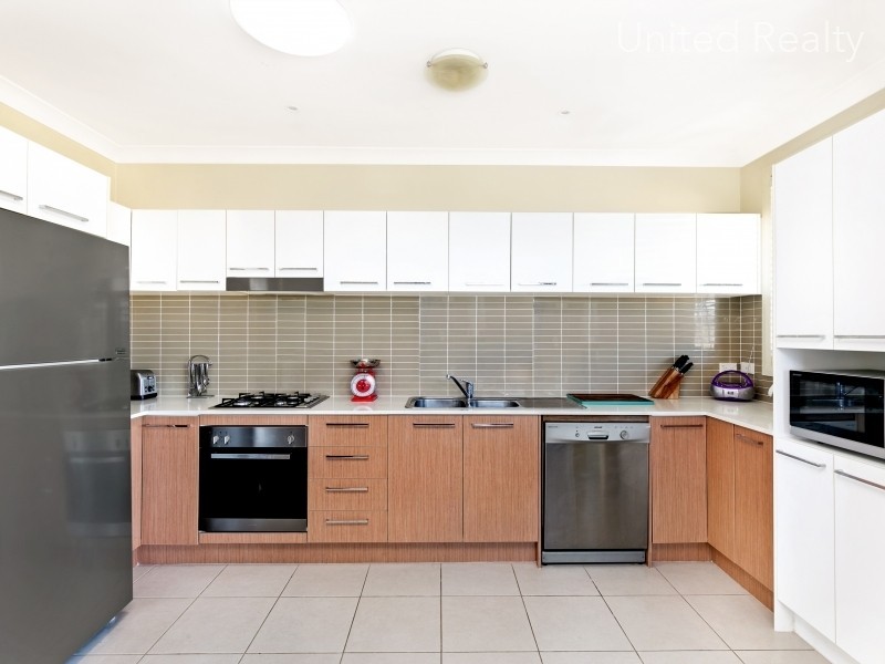 1 Glider Avenue, Middleton Grange NSW 2171