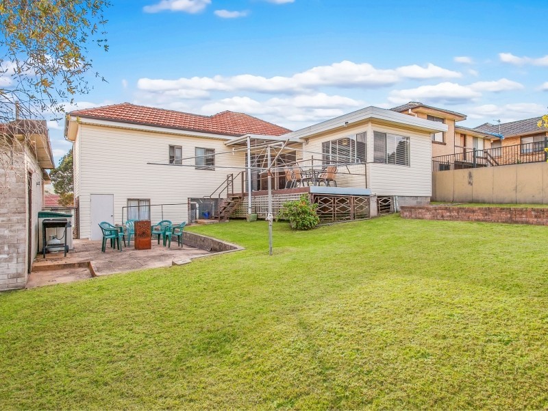 11 ABERCROMBIE STREET, West Wollongong NSW 2500