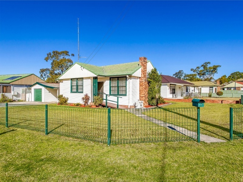 7 Cummins Street, Unanderra NSW 2526