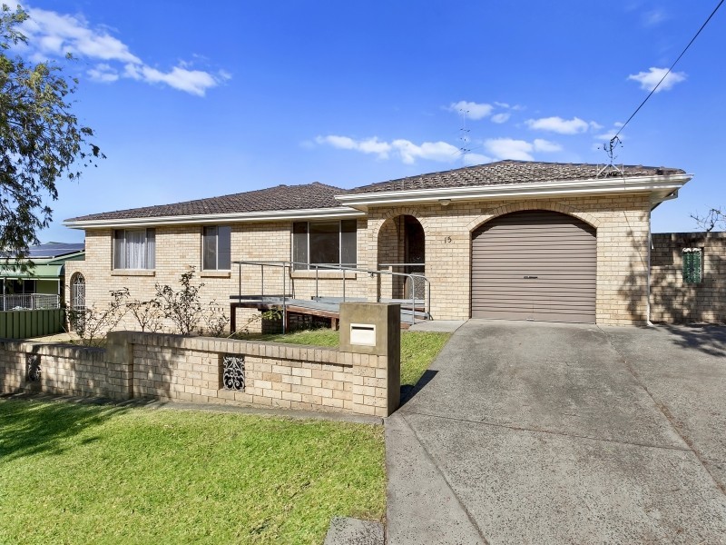 15 Stratford Road, Unanderra NSW 2526