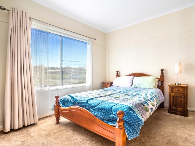 8 Hoskins Avenue, Warrawong NSW 2502