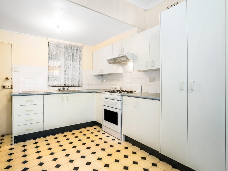 8 Hoskins Avenue, Warrawong NSW 2502