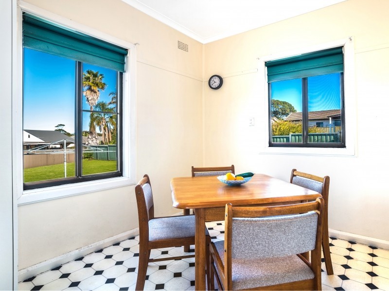 8 Hoskins Avenue, Warrawong NSW 2502