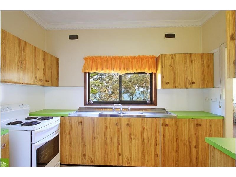 73 Northcliffe Drive, Lake Heights NSW 2502