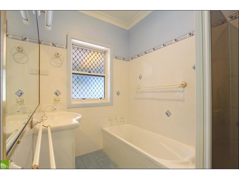 16 Nioka Avenue, Keiraville NSW 2500