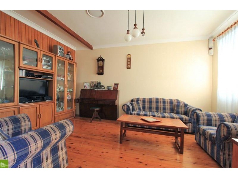 65 Beverley Avenue, Unanderra NSW 2526