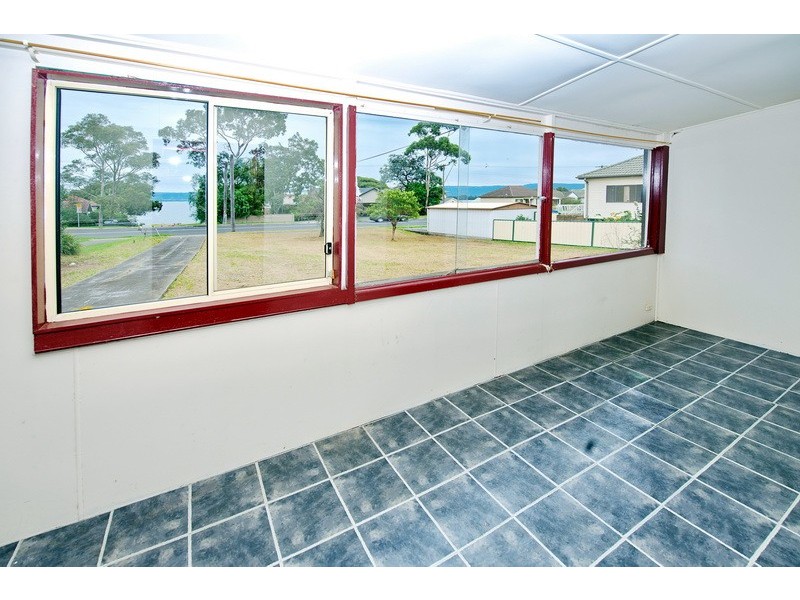 318 Northcliffe Drive, Lake Heights NSW 2502