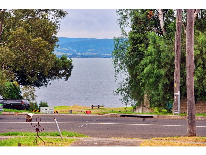 318 Northcliffe Drive, Lake Heights NSW 2502