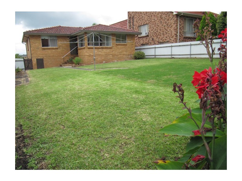 12 Rachel Crescent, Unanderra NSW 2526