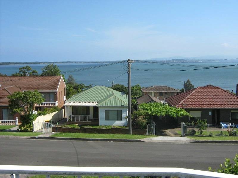 64 Grandview Parade, Lake Heights NSW 2502