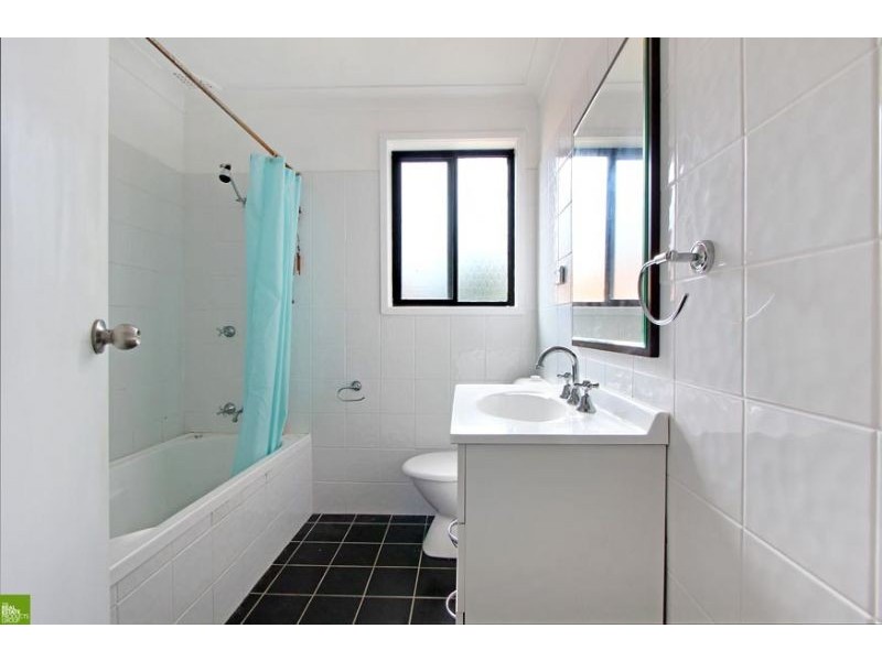 1/37 Kingsley Drive, Lake Heights NSW 2502