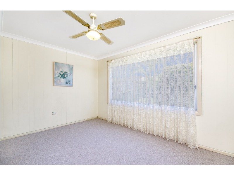 25 Marchant  Cres, Mount Warrigal NSW 2528