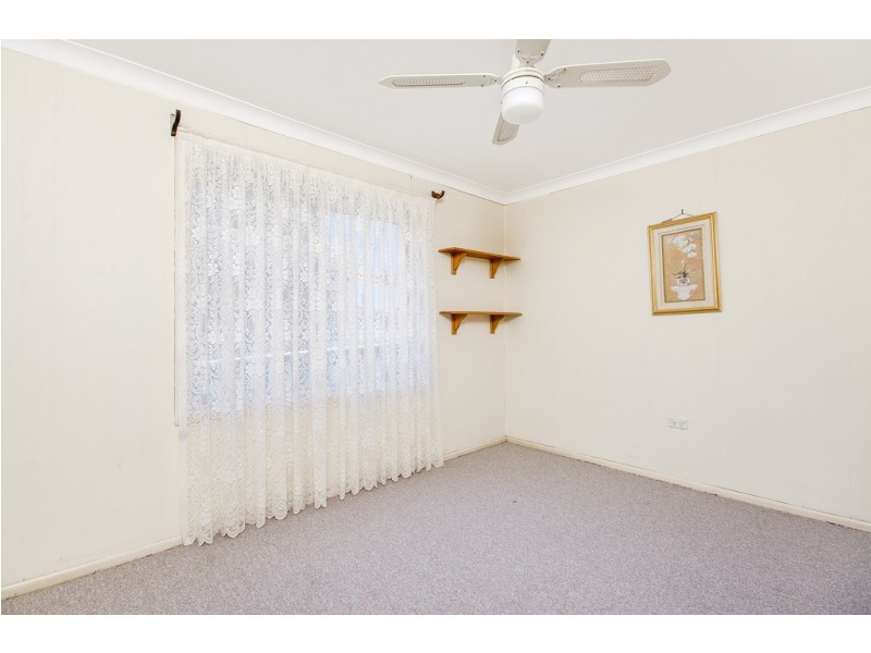 25 Marchant  Cres, Mount Warrigal NSW 2528