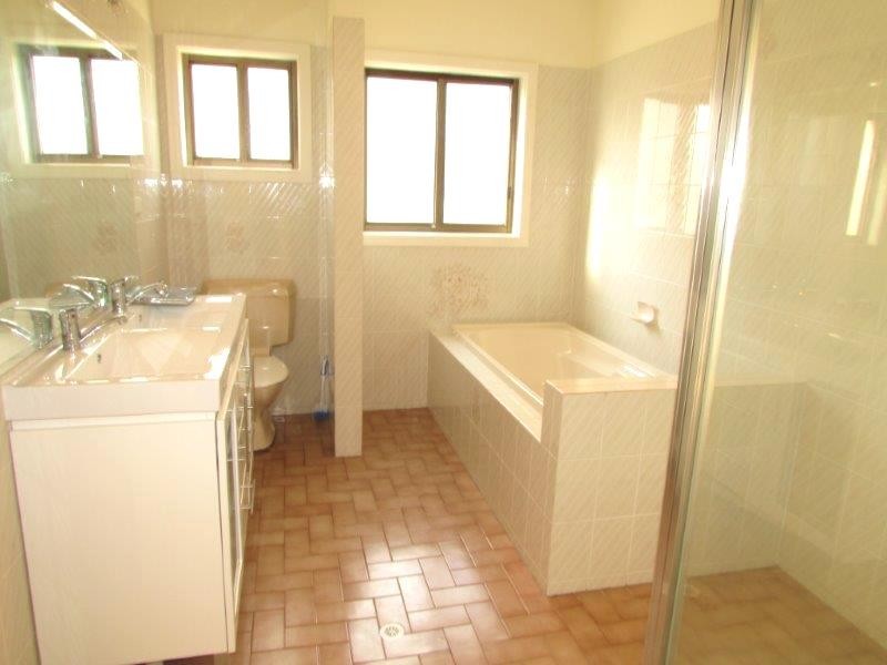 7 Barina Avenue, Lake Heights NSW 2502