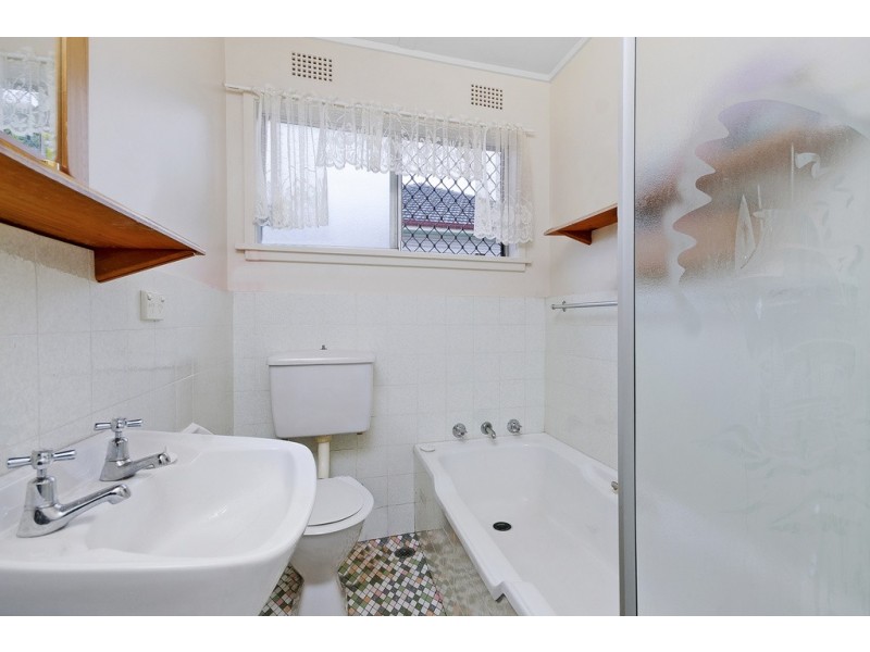 2/13 Pine Crescent, Coniston NSW 2500