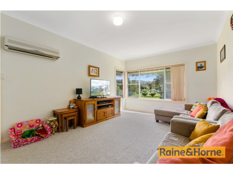 24 Hurt Parade, Unanderra NSW 2526