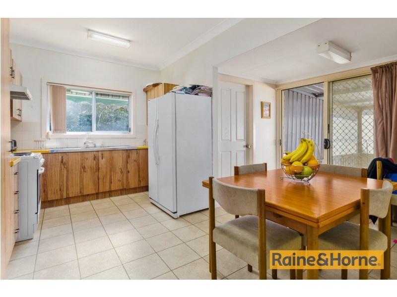 24 Hurt Parade, Unanderra NSW 2526