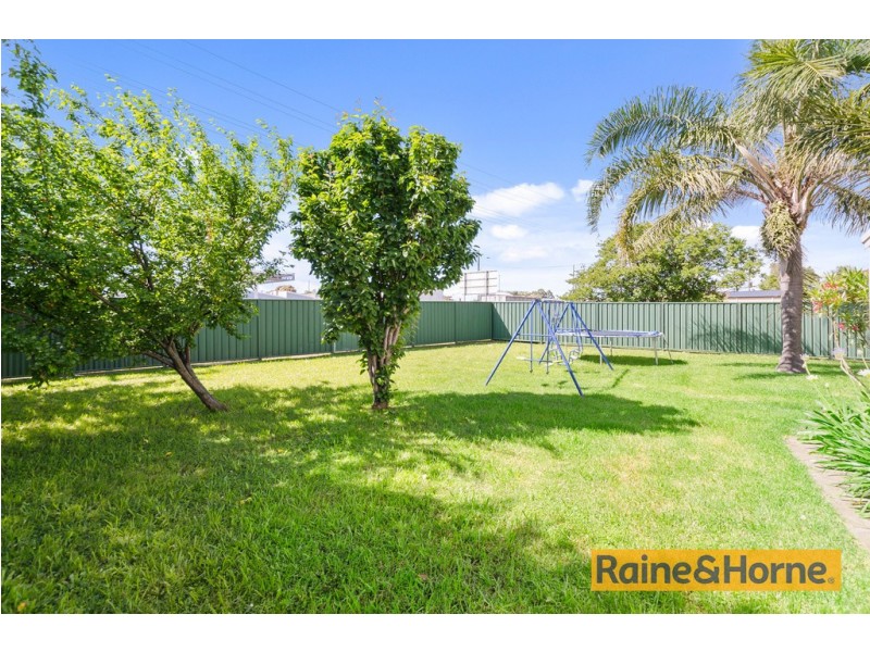 24 Hurt Parade, Unanderra NSW 2526