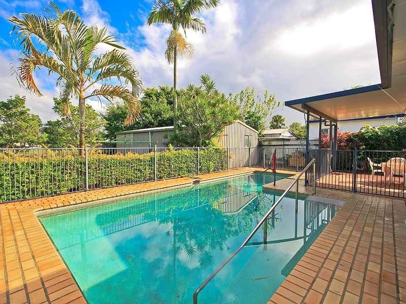 153 Kianawah Rd, Wynnum West QLD 4178