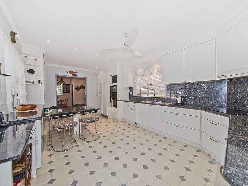 18 Montfort St, Cannon Hill QLD 4170