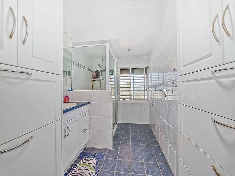 18 Montfort St, Cannon Hill QLD 4170