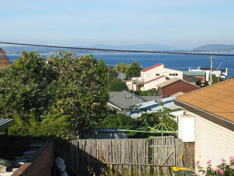 2/16 Pearsall Avenue, Blackmans Bay TAS 7052