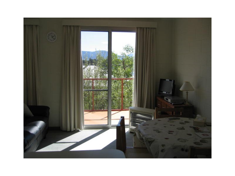 2/87 East Derwent Highway, Lindisfarne TAS 7015