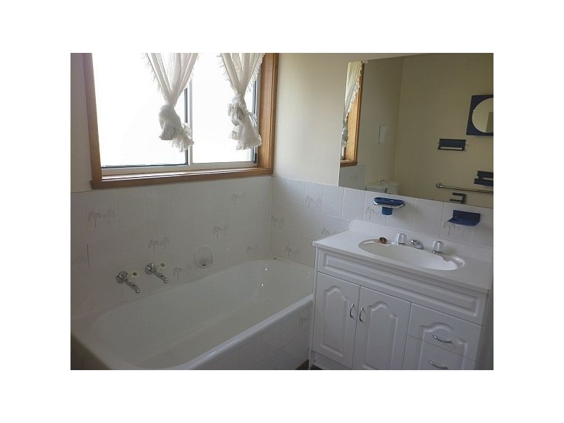 4 Coral Place, Blackmans Bay TAS 7052